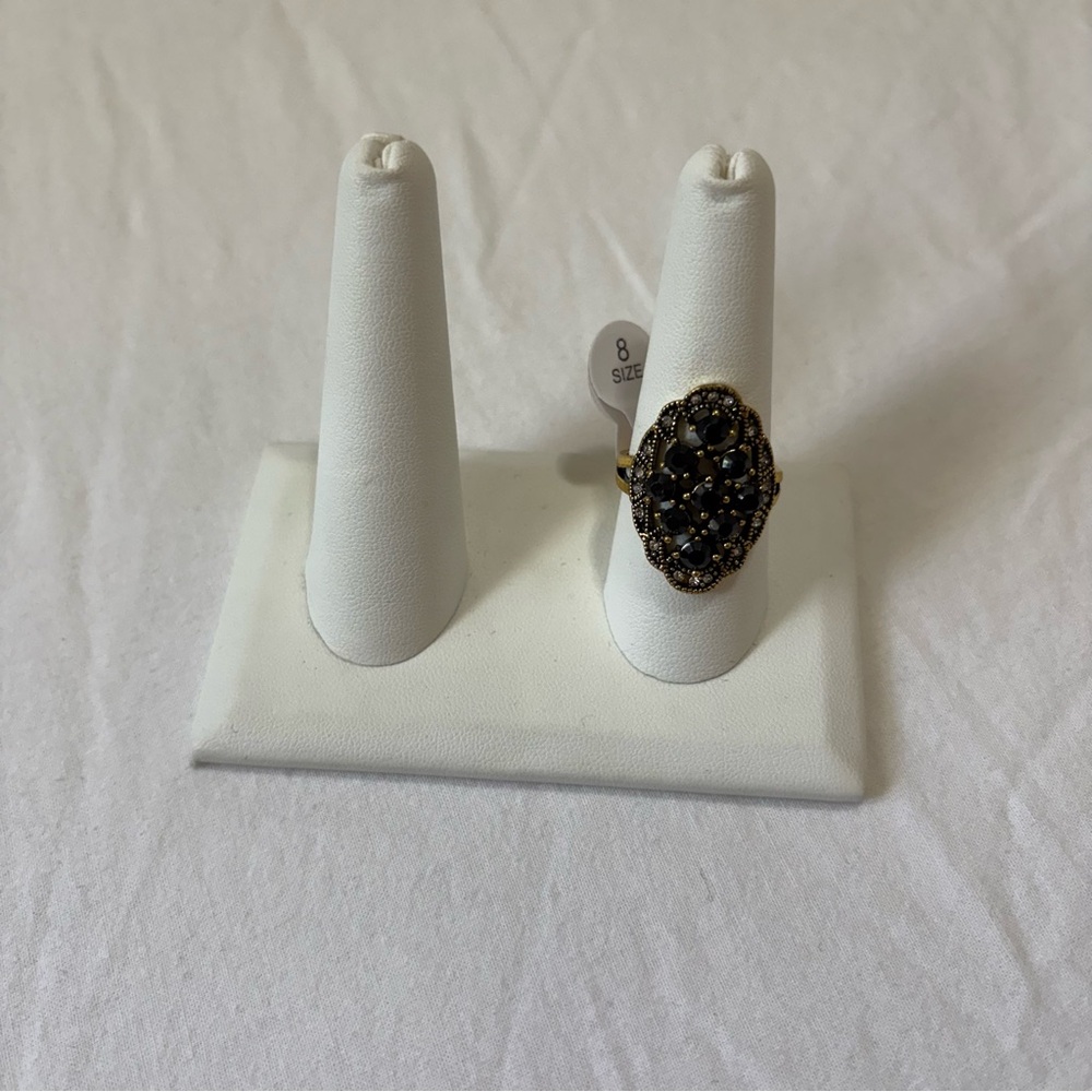 Elegant Black and Gold Women's Ring